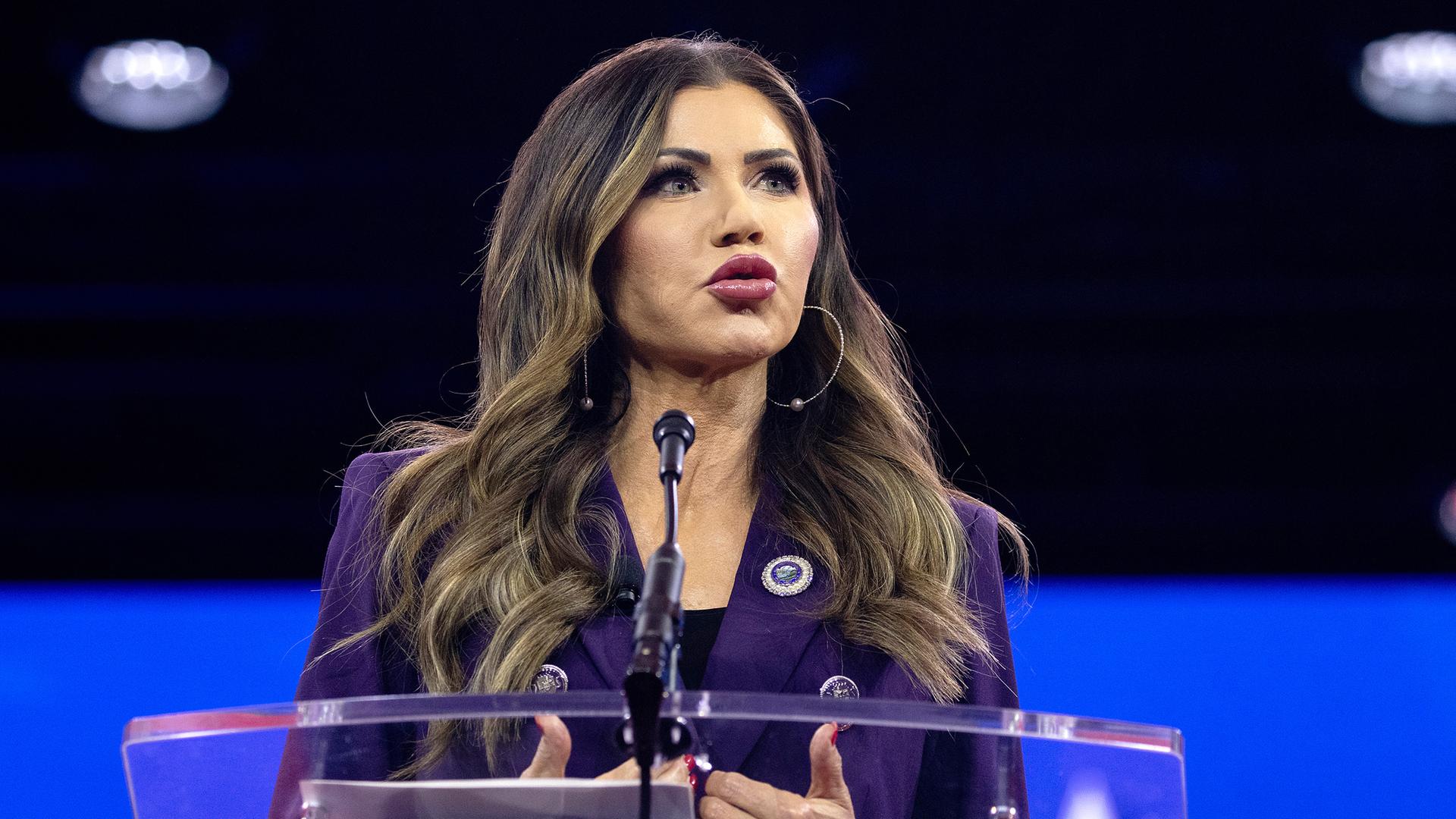 Kristi Noem, Gouverneurin von South Dakota, aufgenommen am 23.02.2024