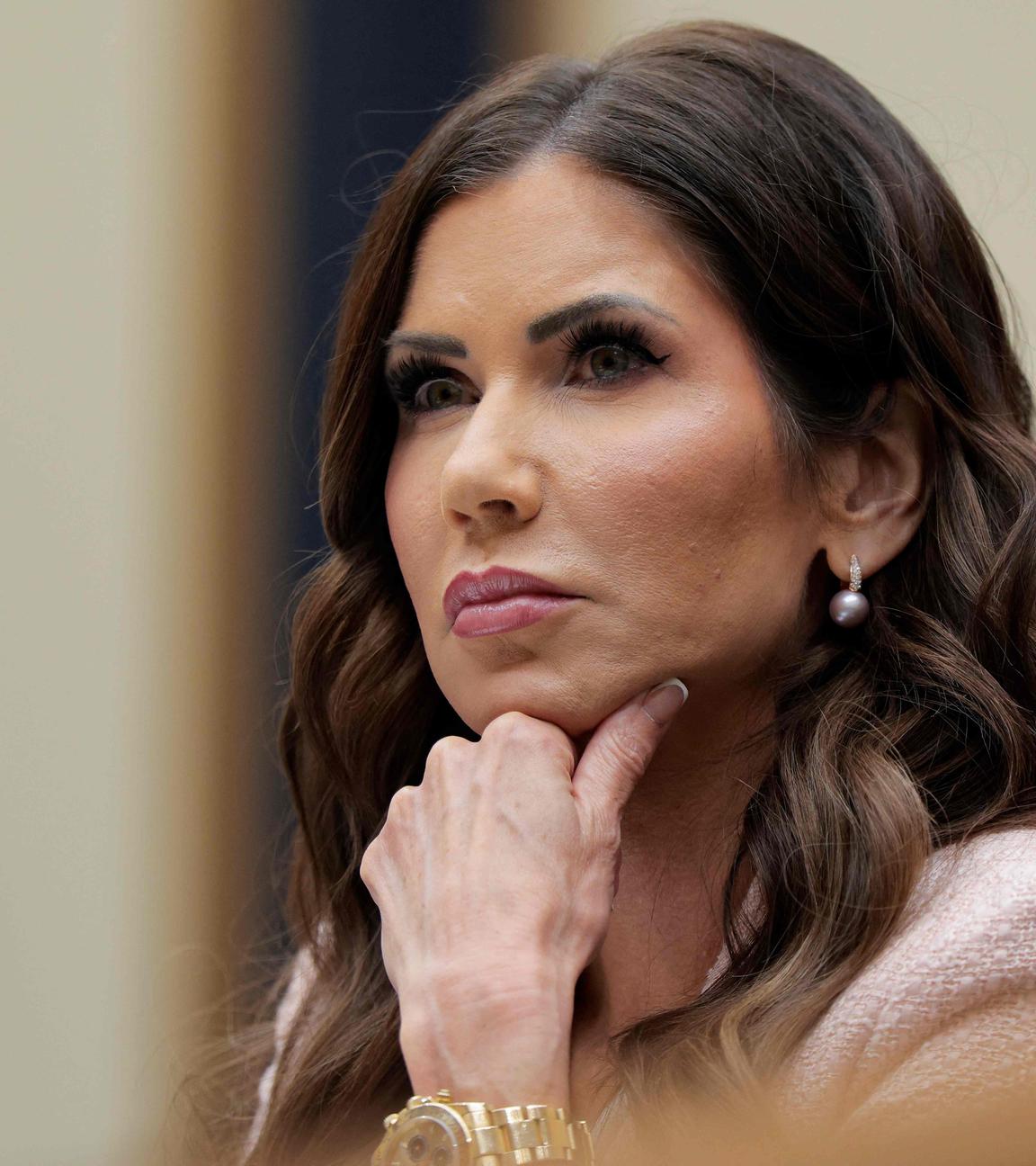 USA; Washington D.C.: Kristi Noem tätigt eine Aussage vor dem House Judiciary Committee.