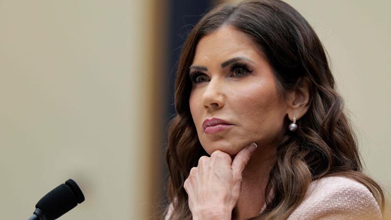 USA; Washington D.C.: Kristi Noem tätigt eine Aussage vor dem House Judiciary Committee.