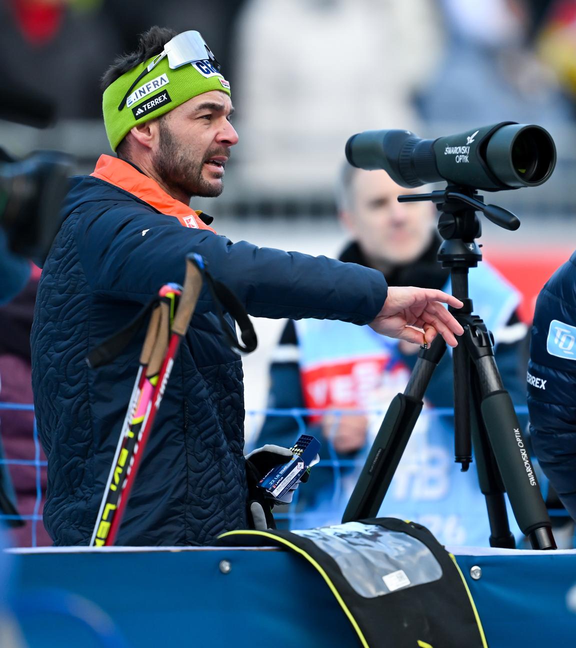 Kristian Mehringer (Trainer der deutschen Biathlon-Frauenmannschaft) und Co-Trainer Sverre Olsbu Roeiseland in Aktion.