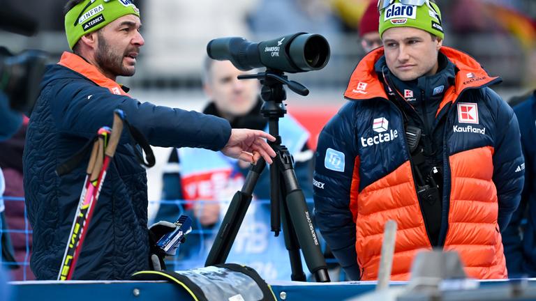 Kristian Mehringer (Trainer der deutschen Biathlon-Frauenmannschaft) und Co-Trainer Sverre Olsbu Roeiseland in Aktion.