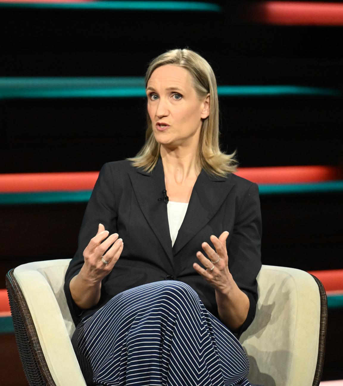 Kristin Helberg gestikuliert mit beiden Händen im Studio von Lanz.