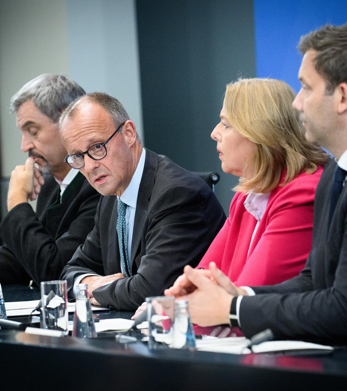 Markus Söder (l-r), Ministerpräsident von Bayern und Vorsitzender der CSU, Friedrich Merz, Bundeskanzler und Bundesvorsitzender der CDU, Bärbel Bas, Bundesministerin für Arbeit und Soziales und Bundesvorsitzende der SPD, und Lars Klingbeil, Bundesminister der Finanzen und Bundesvorsitzender der SPD, äußern sich bei einer Pressekonferenz nach der ersten Sitzung des Koalitionsausschusses nach der Sommerpause im Bundeskanzleramt.