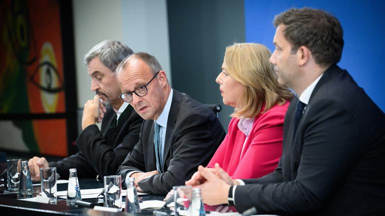 Markus Söder (l-r), Ministerpräsident von Bayern und Vorsitzender der CSU, Friedrich Merz, Bundeskanzler und Bundesvorsitzender der CDU, Bärbel Bas, Bundesministerin für Arbeit und Soziales und Bundesvorsitzende der SPD, und Lars Klingbeil, Bundesminister der Finanzen und Bundesvorsitzender der SPD, äußern sich bei einer Pressekonferenz nach der ersten Sitzung des Koalitionsausschusses nach der Sommerpause im Bundeskanzleramt.