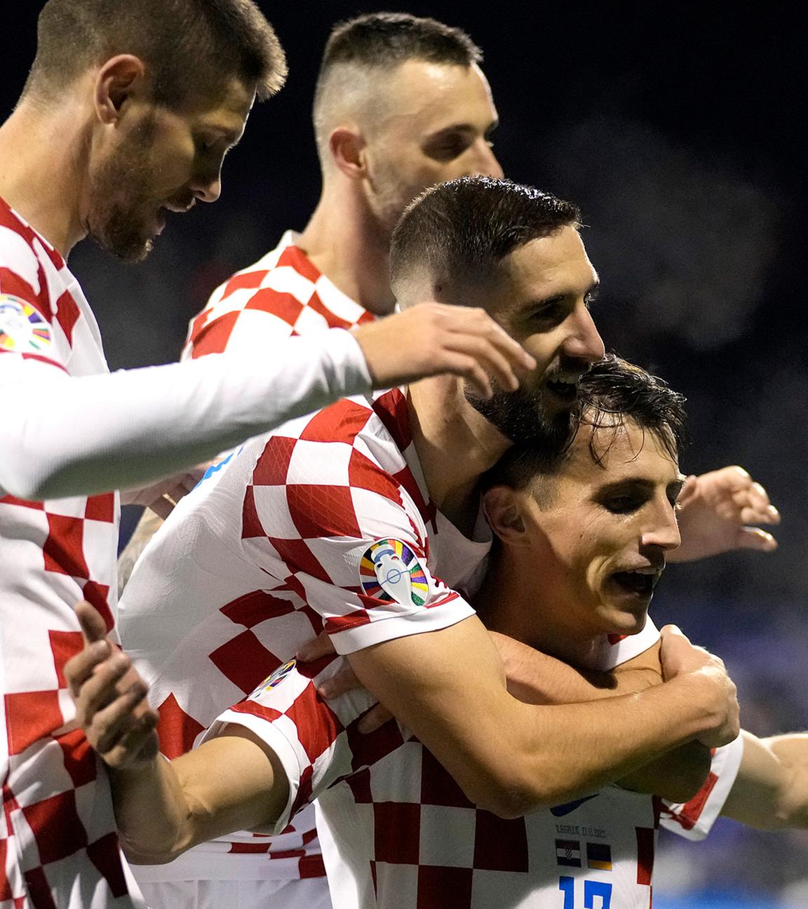 Kroatiens Spieler feiern nach einem Tor von Ante Budimir (r).