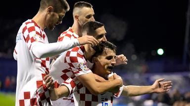 Kroatiens Spieler feiern nach einem Tor von Ante Budimir (r).