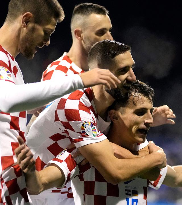 Kroatiens Spieler feiern nach einem Tor von Ante Budimir (r).