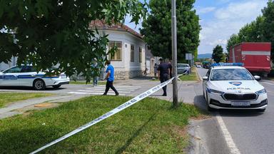 Kroatien: Polizeiautos sind vor einem Altersheim stationiert, in dem am 22. Juli 2024 in Daruvar, etwa 130 km von Zagreb entfernt, bei einer Schießerei mindestens fünf Menschen getötet wurden.