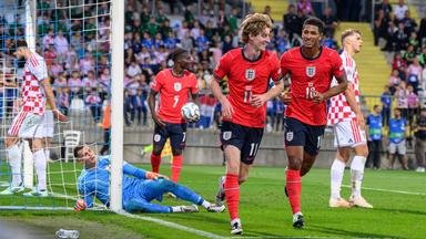 Englands Offensivspieler Anthony Gordon jubelt nach seinem Treffer zum 3:0 gegen Kroatien zusammen mit seinem Teamkameraden Jude Bellingham