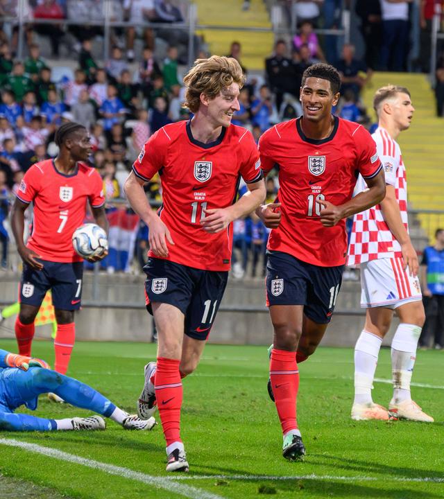 Englands Offensivspieler Anthony Gordon jubelt nach seinem Treffer zum 3:0 gegen Kroatien zusammen mit seinem Teamkameraden Jude Bellingham