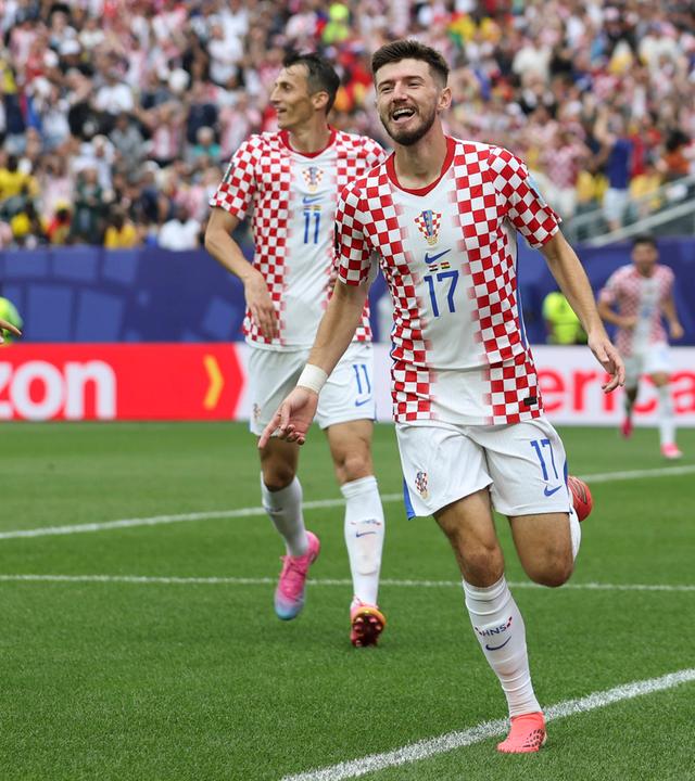 Der kroatische Nationalspieler Petar Sucic jubelt zusammen mit seinen Teamkollegen nach seinem Treffer zum 1:0 in der WM-Partie gegen Ghana