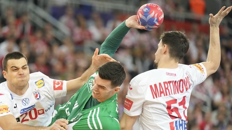 Ungarns Gergo Fazekas (M) wirft. 