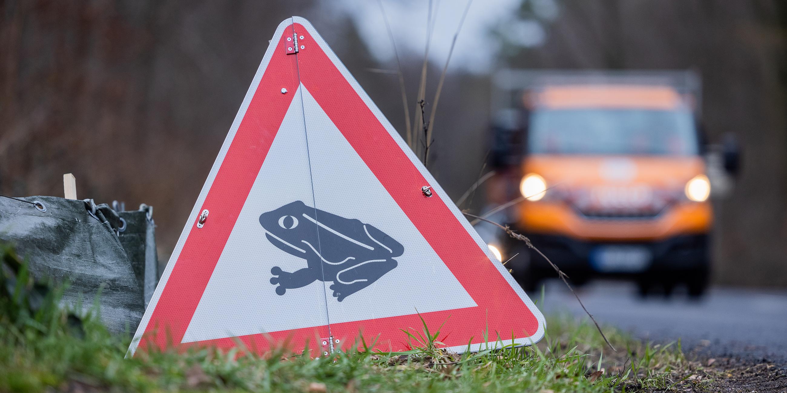 Schild weist auf die Krötenwanderung hin