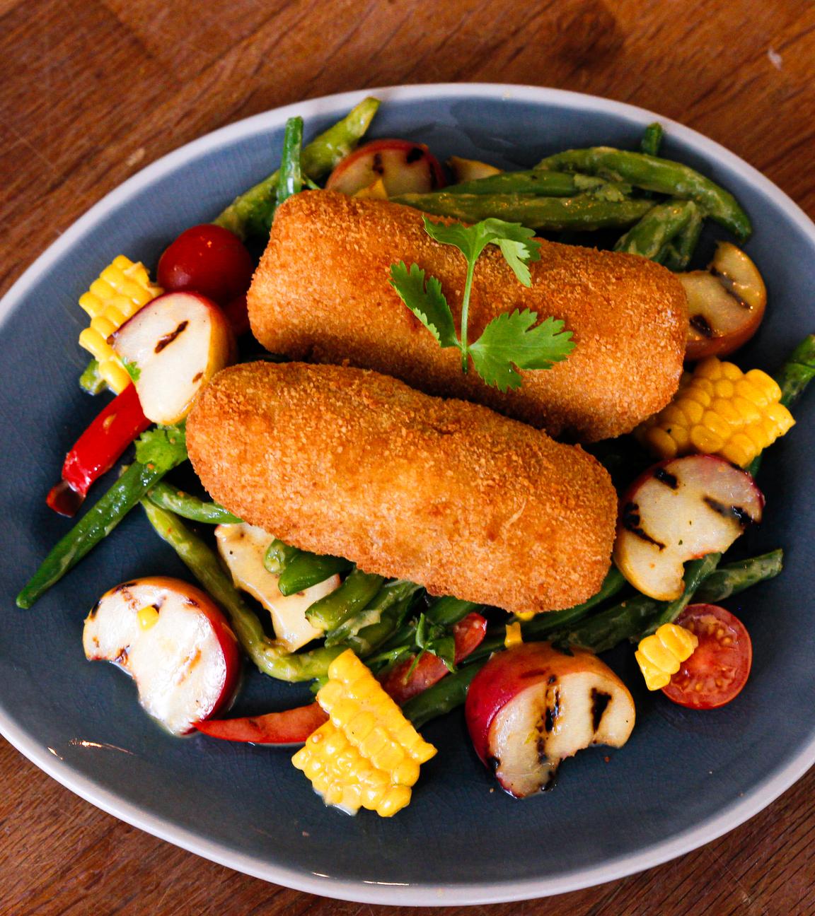 Gefüllte Kroketten mit Pfirsichsalat