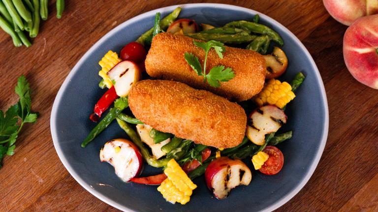 Gefüllte Kroketten mit Pfirsichsalat