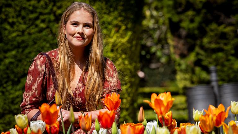 Die niederländische Kronprinzessin Amalia hinter bunten Tulpen.