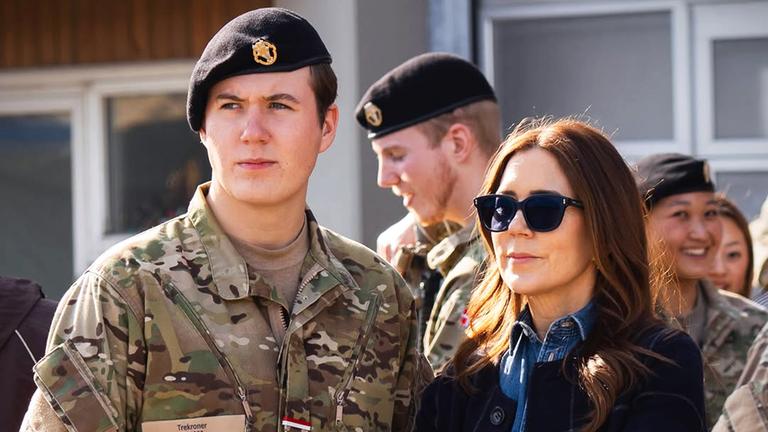 Seit Februar ist Kronprinz Christian zur Ausbildung beim dänischen Militär. Jetzt bekam seine Familie erstmals die Gelegenheit, die neue Umgebung des 19-Jährigen kennenzulernen. (10.03.2025)