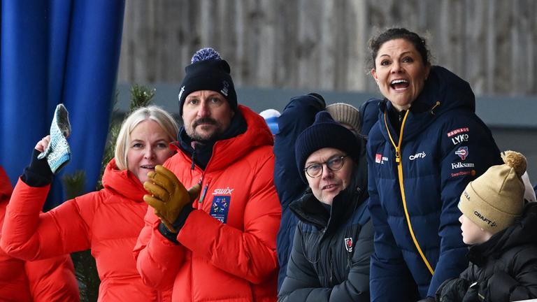 So wird die nordische Ski-WM zum royalen Treffen: Gemeinsam feuerten die Kronprinzenpaare aus Schweden und Norwegen in Trondheim die Sportler an. (10.03.2025)
