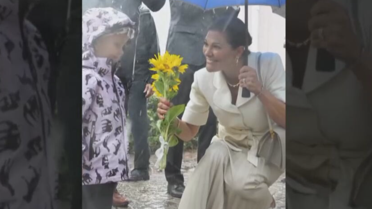 Prinzessin Victoria von Schweden zeigt sich bei einer Stadtfeier ganz lässig und unbeeindruckt vom einsetzenden Regen mit Regenschirm. (25.08.2025)
