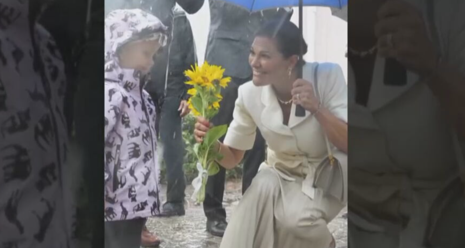 Prinzessin Victoria von Schweden zeigt sich bei einer Stadtfeier ganz lässig und unbeeindruckt vom einsetzenden Regen mit Regenschirm. (25.08.2025)