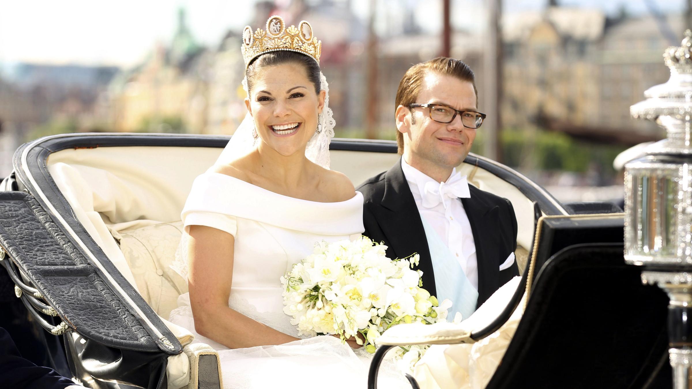 Kronprinzessin Victoria von Schweden und Daniel Westling fahren am 19. Juni 2010 nach ihrer Trauung in einer Kutsche.