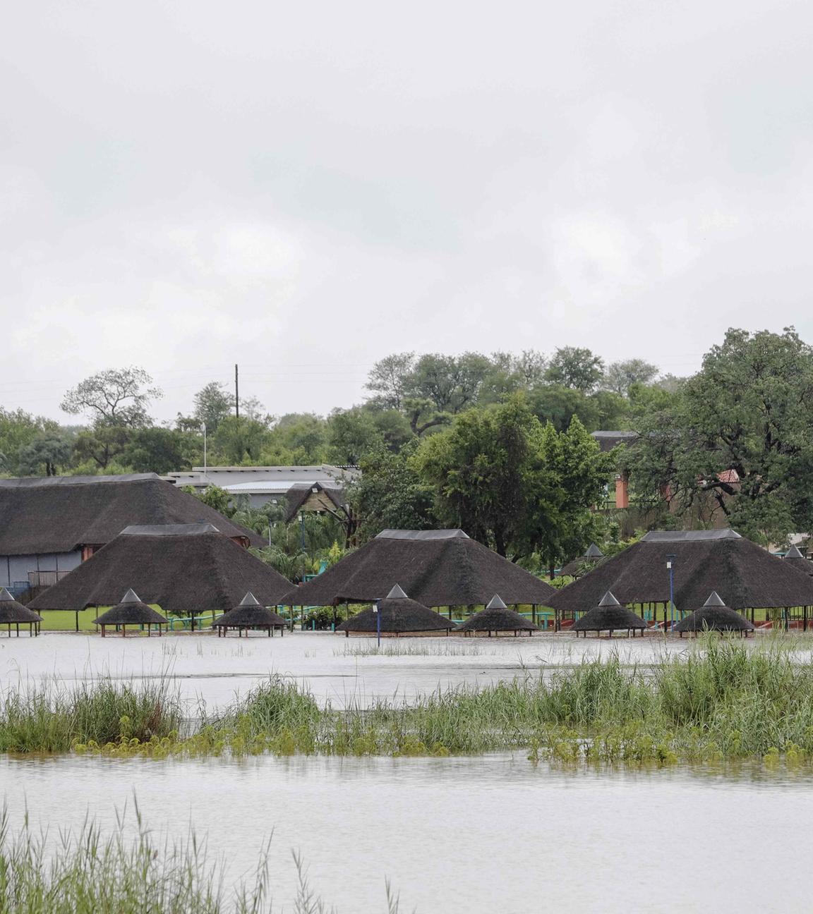 Ein Blick von oben auf den überschwemmten Axivaleni Resort im Kruger-Park in Südafrika.