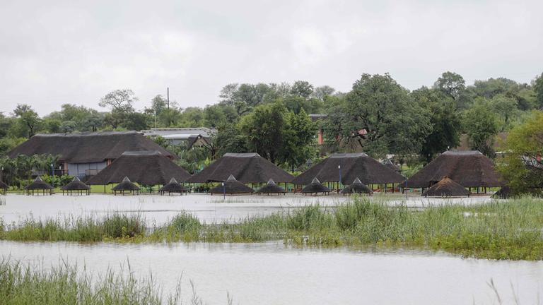 Ein Blick von oben auf den überschwemmten Axivaleni Resort im Kruger-Park in Südafrika.