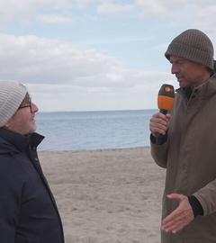 ZDF-Reporter Timm Kruse mit dem Bürgermeister von Timmendorfer Strand Sven Partheil-Böhnke