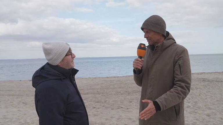 ZDF-Reporter Timm Kruse mit dem Bürgermeister von Timmendorfer Strand Sven Partheil-Böhnke