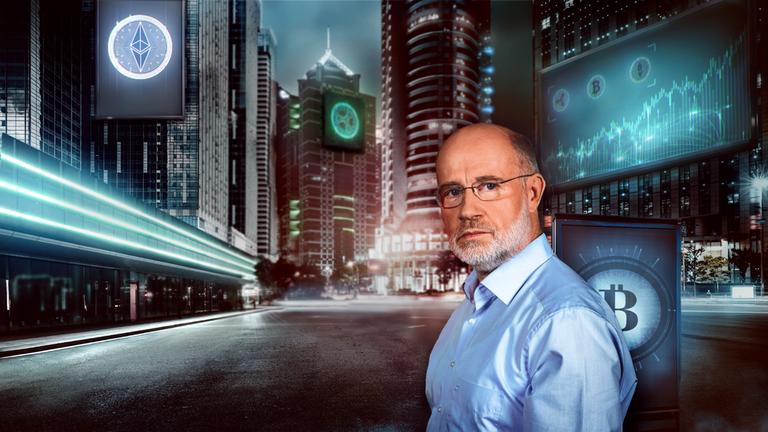 Montage: Harald Lesch vor einer modernen Stadt bei Nacht. An den Gebäuden sind die Logos von Kryptowährungen zu erkennen und eine Leuchttafel zeigt eine Art Aktienkurs.