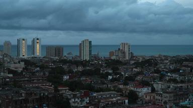 Skyline von Havanna. Dunkele Wolken hängen über der stadt. Licht ist kaum zu sehen.
