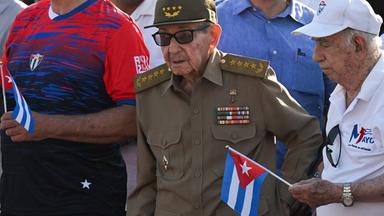 Kubas ehemaliger Präsident Raul Castro (Mitte) nimmt in Havanna an einer Kundgebung zum Internationalen Tag der Arbeit teil