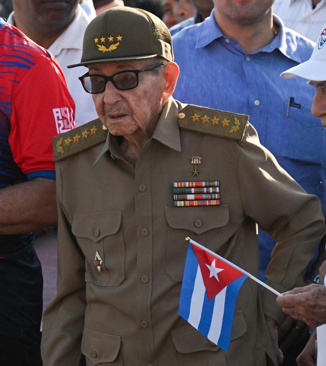 Kubas ehemaliger Präsident Raul Castro (Mitte) nimmt in Havanna an einer Kundgebung zum Internationalen Tag der Arbeit teil