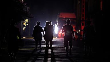 Menschen gehen während eines Stromausfalls in Havanna, Kuba, eine Straße entlang – 25. Mai 2026.