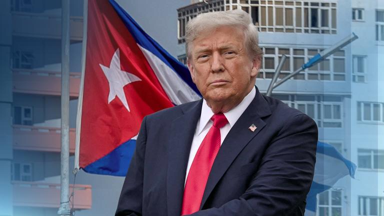US-Präsident Donald Trump vor einem Gebäude mit der Kuba-Flagge.