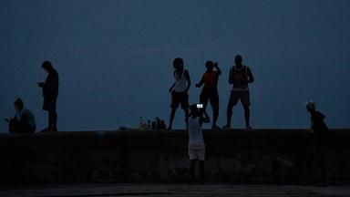 Menschen tanzen während eines Stromausfalls auf der Ufermauer des Malecón in Havanna, Kuba, am Freitag, dem 10. Juli 2026.