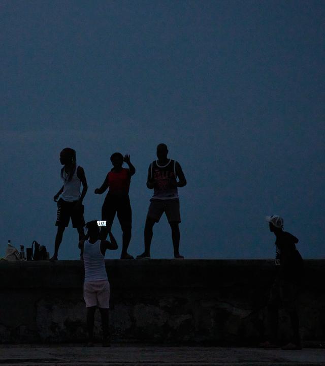 Menschen tanzen während eines Stromausfalls auf der Ufermauer des Malecón in Havanna, Kuba, am Freitag, dem 10. Juli 2026.
