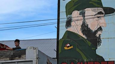 Ein junger Mensch ist am 10. August 2026 in Havanna nahe einem Porträt des verstorbenen kubanischen Führers Fidel Castro (1926–2016) zu sehen.