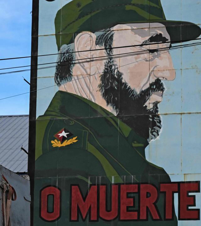 Ein junger Mensch ist am 10. August 2026 in Havanna nahe einem Porträt des verstorbenen kubanischen Führers Fidel Castro (1926–2016) zu sehen.