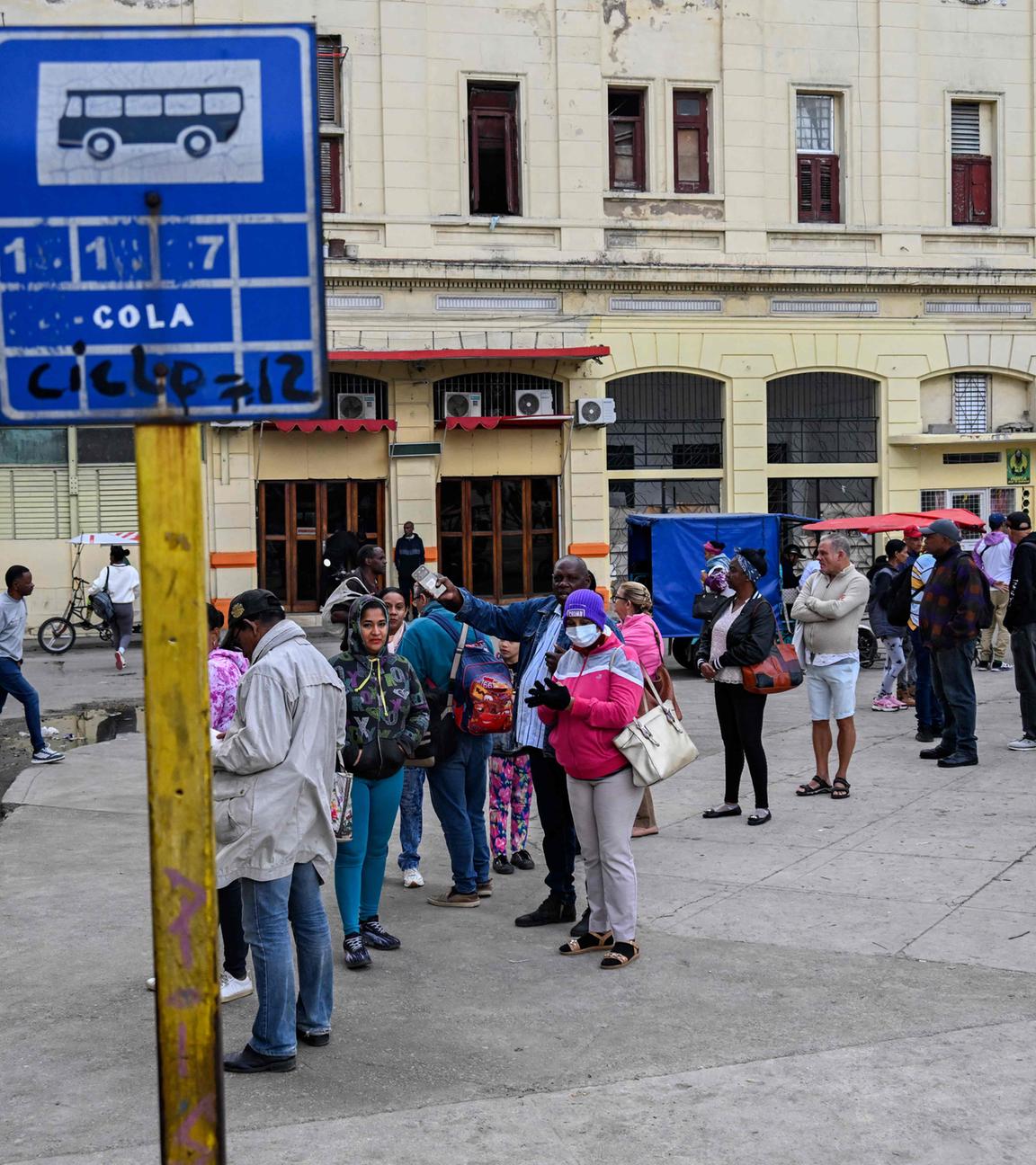 Kuba, Havana: Kubaner warten auf einen Bus