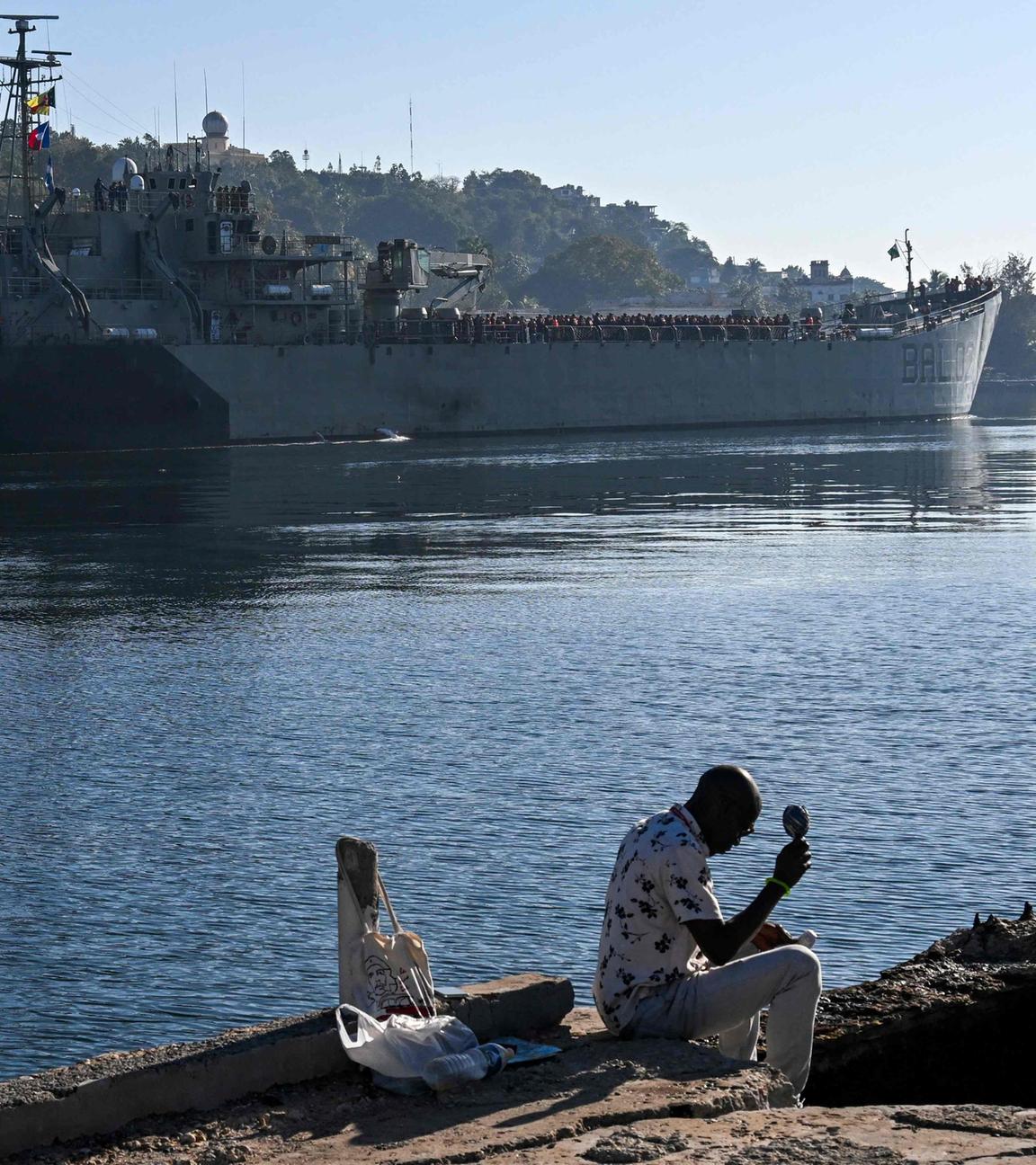 Kuba: Das mexikanische Marineschiff Isla Holbox (Bal-02) trifft mit humanitärer Hilfe in der Bucht von Havanna ein.