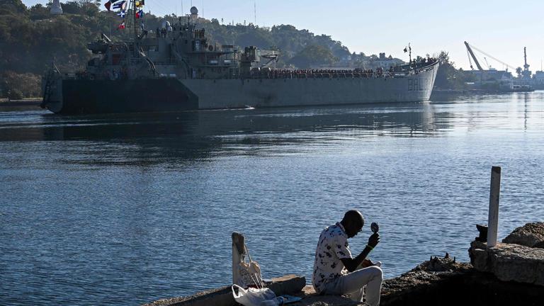Kuba: Das mexikanische Marineschiff Isla Holbox (Bal-02) trifft mit humanitärer Hilfe in der Bucht von Havanna ein.