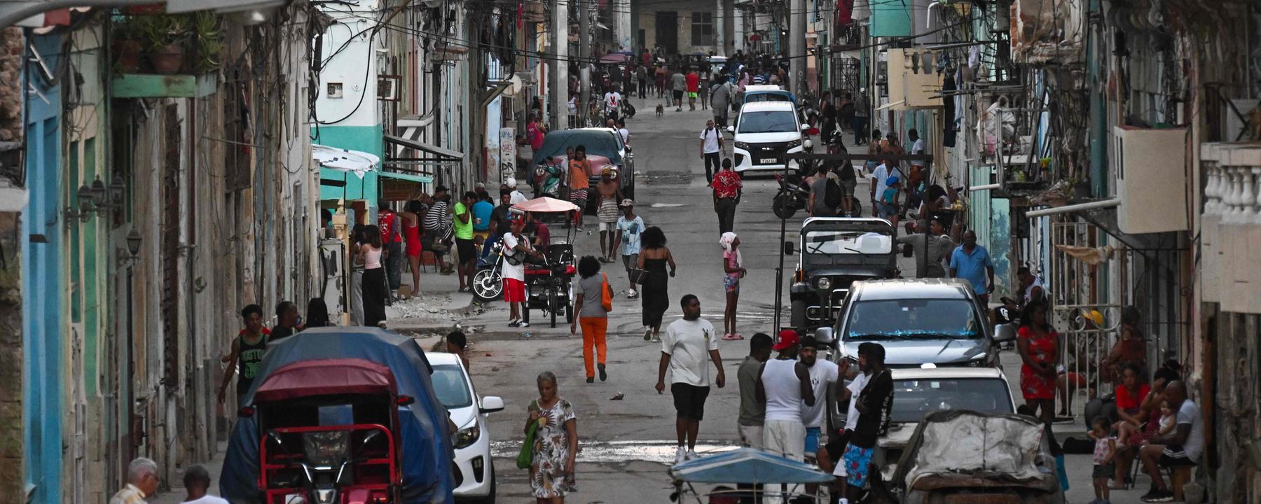 Kuba: Blick auf eine Straße in Havanna während eines Stromausfalls