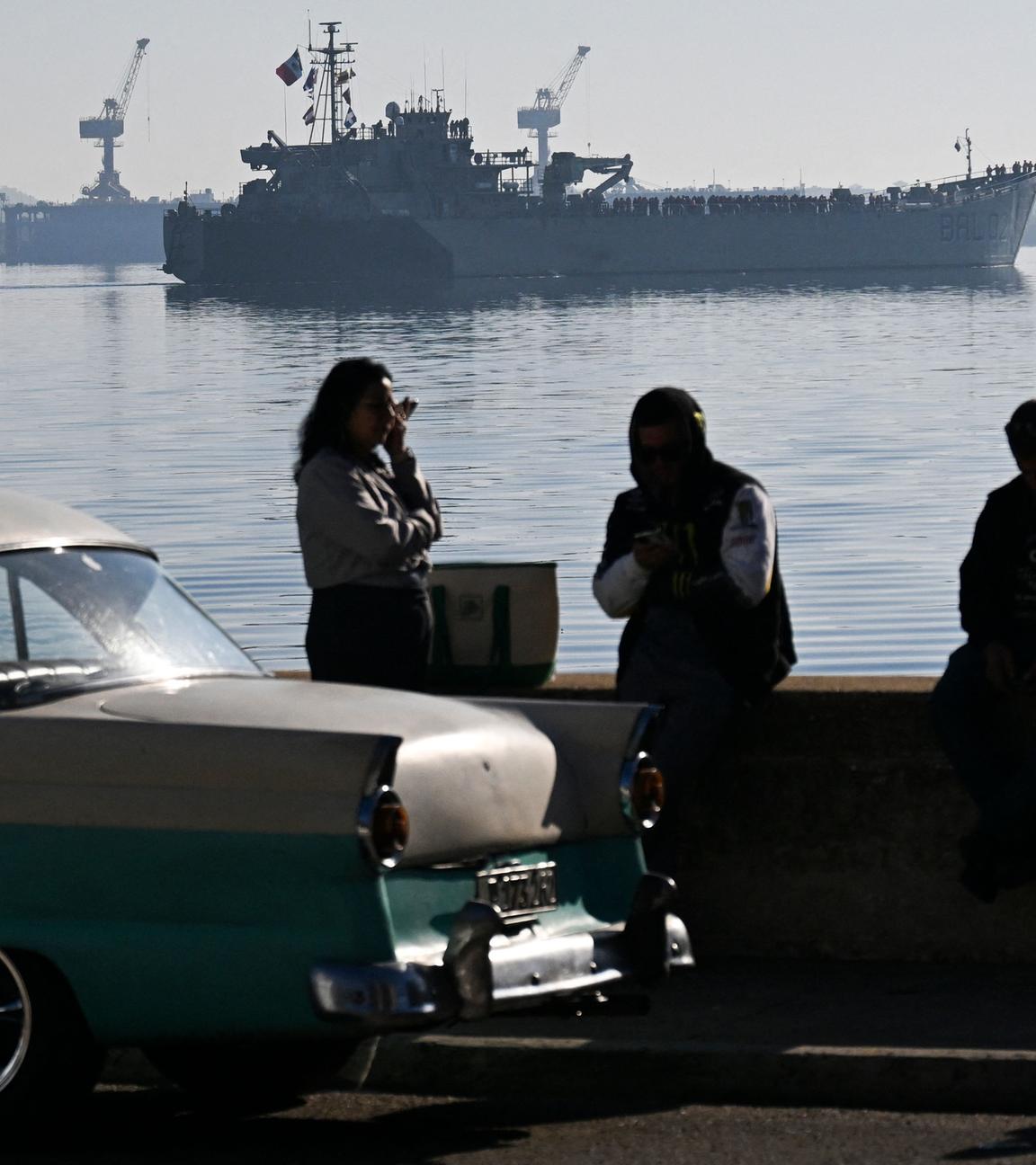 Das Schiff Isla Holbox (Bal-02) der mexikanischen Marine läuft am 12. Februar 2026 mit humanitären Hilfsgütern in der Bucht von Havanna ein.