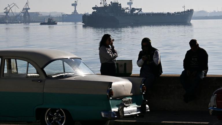 Das Schiff Isla Holbox (Bal-02) der mexikanischen Marine läuft am 12. Februar 2026 mit humanitären Hilfsgütern in der Bucht von Havanna ein.