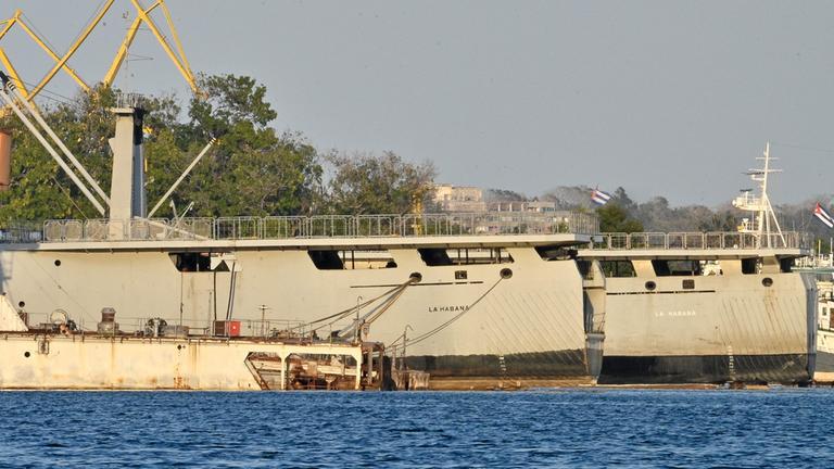 Kubanische Küstenwachschiffe im Hafen von Havanna nach einem Schusswechsel vor der Küste.