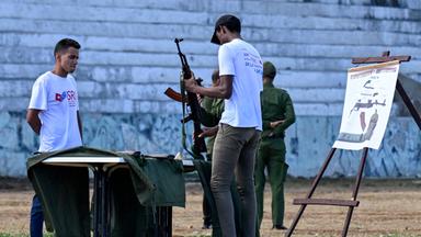 Ein Mann hält ein Gewehr während eines Militärtrainings in Havanna, Kuba. (Archivbild)