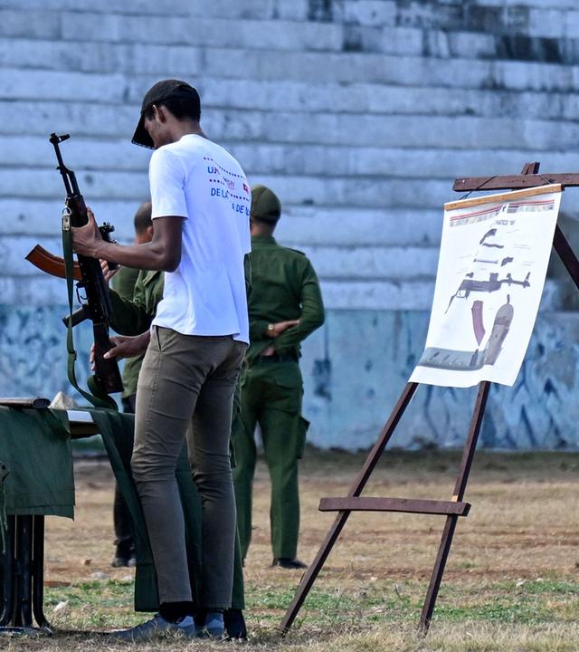 Ein Mann hält ein Gewehr während eines Militärtrainings in Havanna, Kuba. (Archivbild)