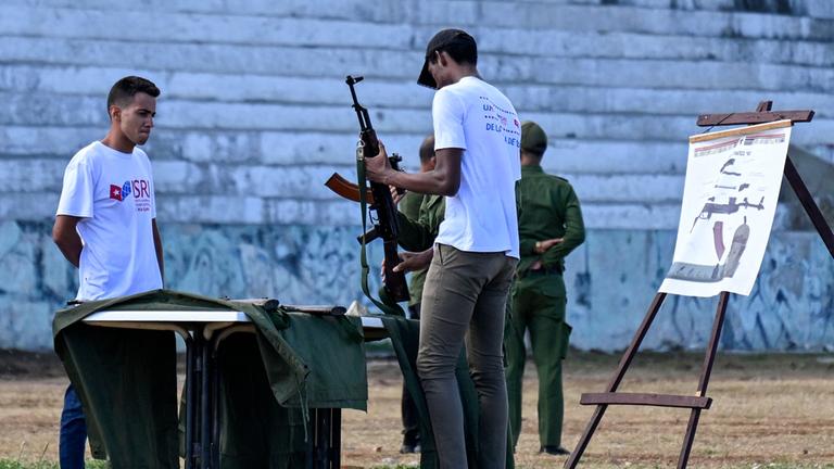 Ein Mann hält ein Gewehr während eines Militärtrainings in Havanna, Kuba. (Archivbild)