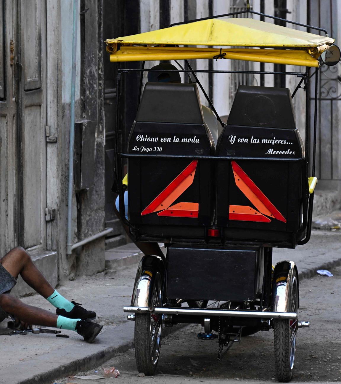 Ein Bicitaxi in einer Straße von Havanna.